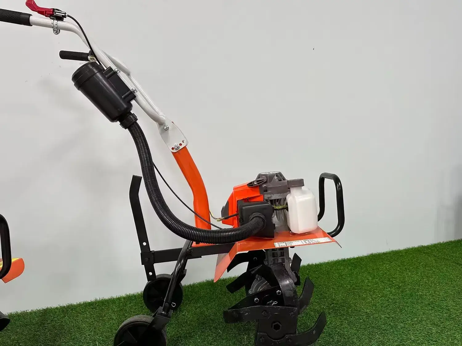 Thiết bị xới đất nhỏ phù hợp cho các hoạt động nông nghiệp