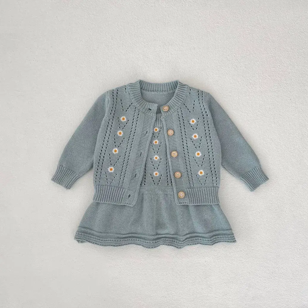 Trẻ sơ sinh: Áo len cotton màu xanh, quần áo thu đông và váy thêu hoa cúc rỗng cho bé gái
