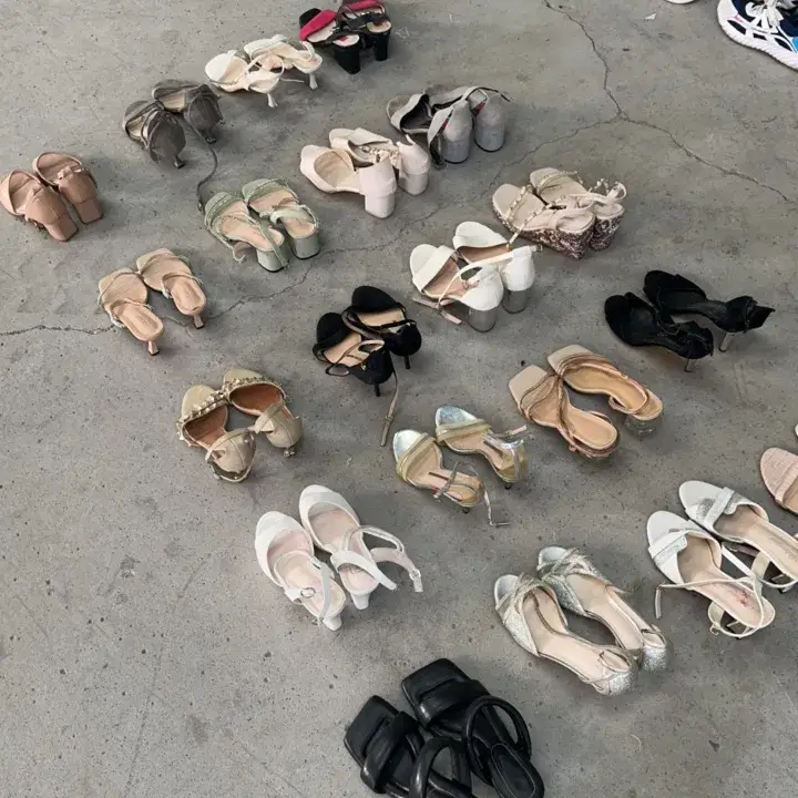 Chọn mua giày sandal nữ qua sử dụng chất lượng cao và giá cực hấp dẫn
