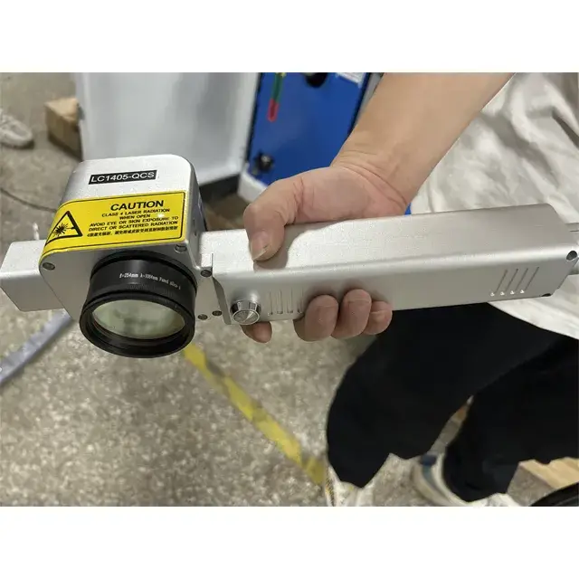 Thiết bị lái sạch laser sợi quang 200W cho việc loại bỏ sơn, gỉ sét trên thép - Nguồn laser Raycus
