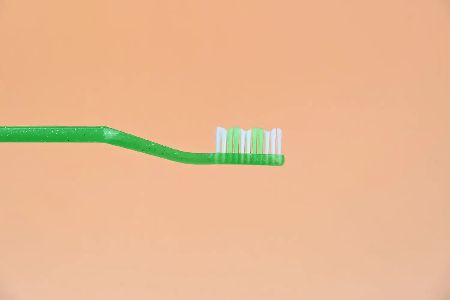 Bàn chải đánh răng người lớn với lông nylon và tay cầm sáng bóng