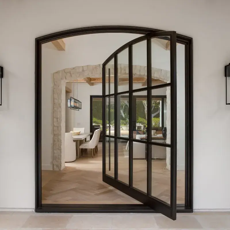 Cửa pivot kiểu cung bằng kính laminate và khung nhôm