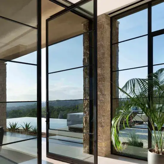 Cửa pivot kiểu cung bằng kính laminate và khung nhôm