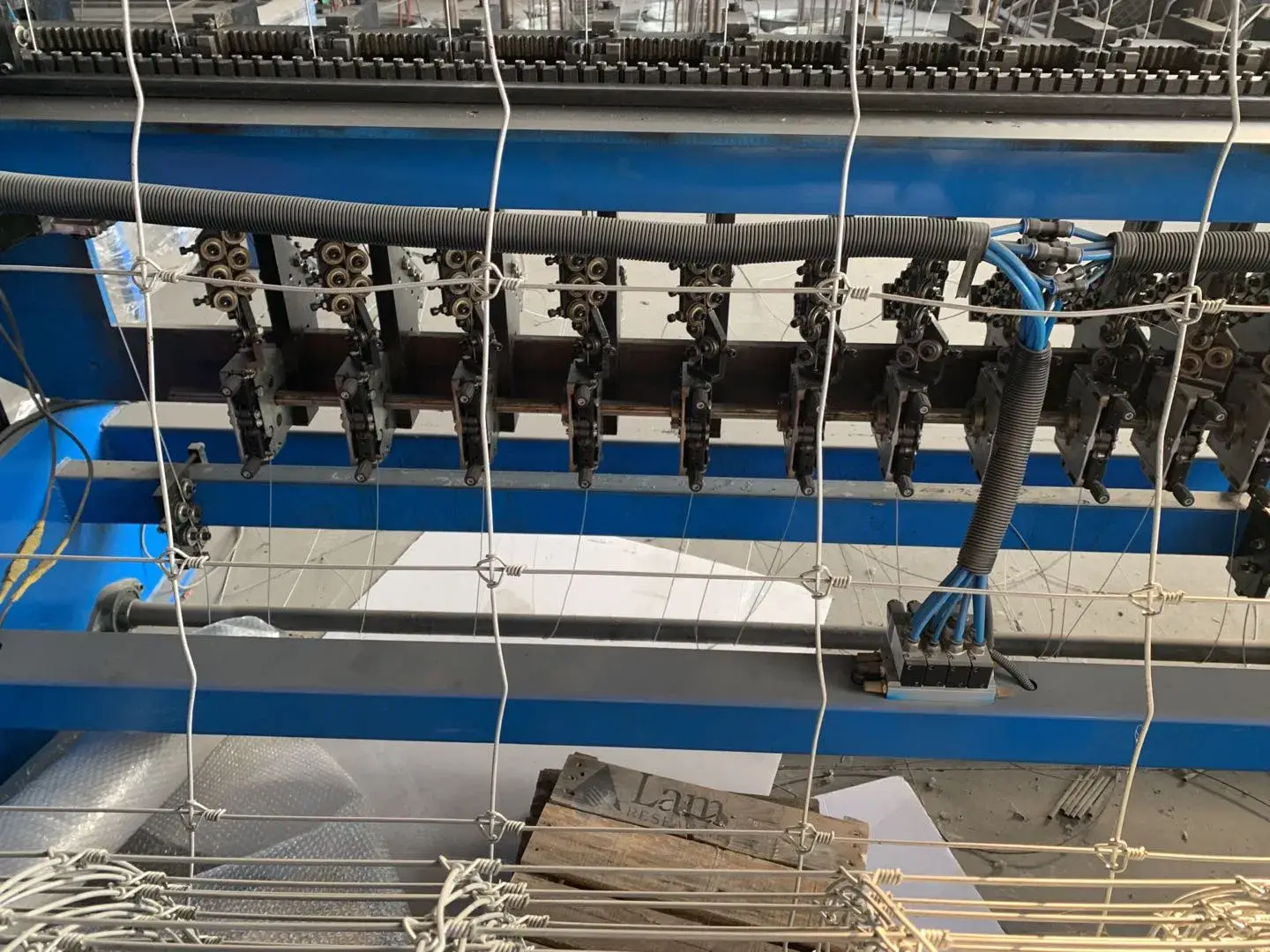 Máy dệt lưới hàng rào hươu tự động với tính năng nút cố định thông minh