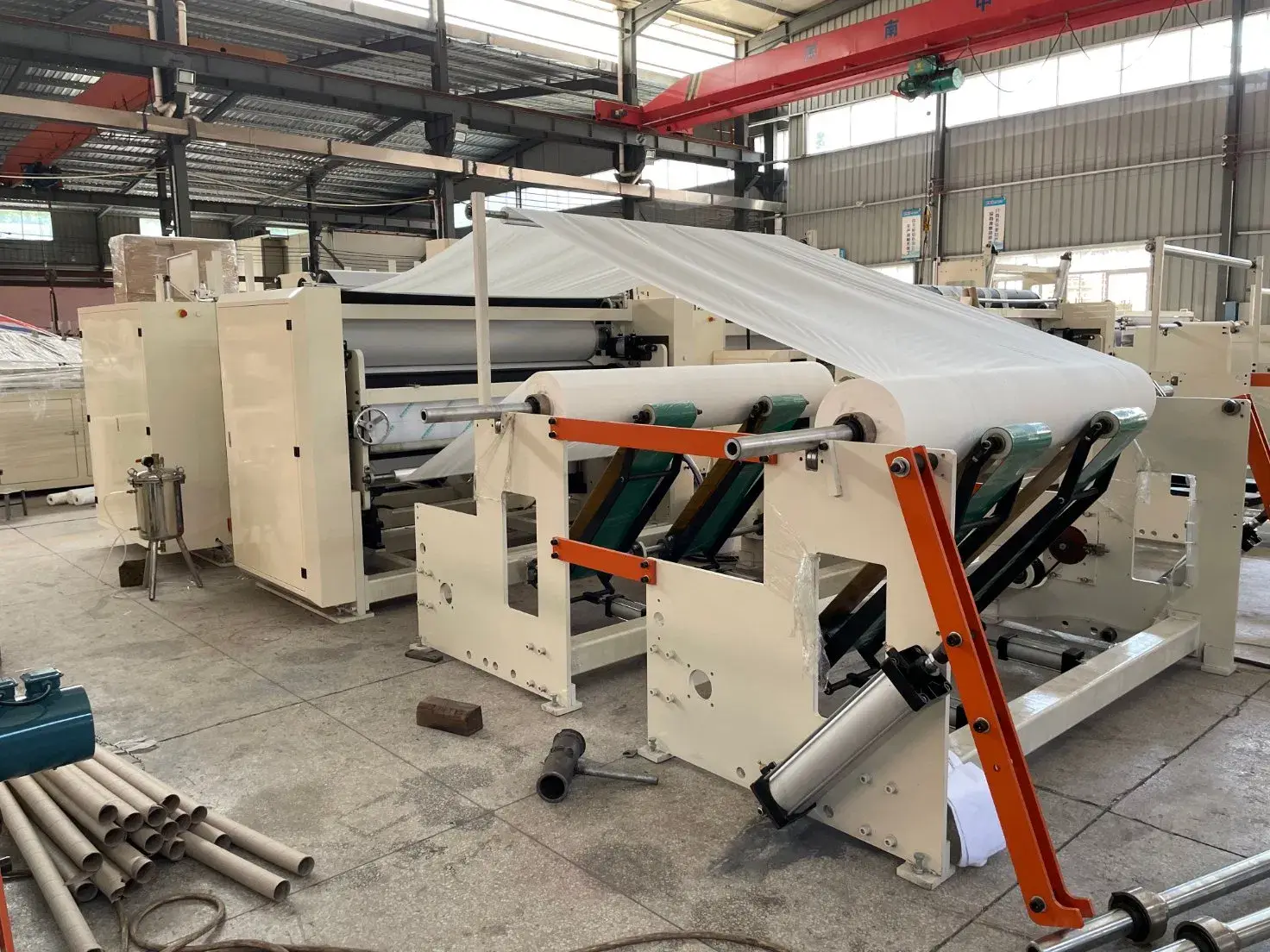 Thiết bị tự động sản xuất cuộn giấy lau tay