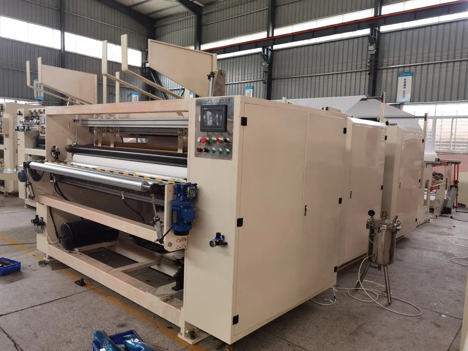Thiết bị tự động sản xuất cuộn giấy lau tay