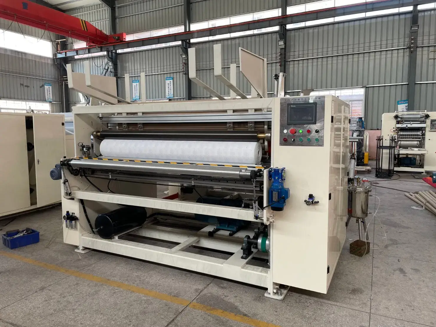 Thiết bị tự động sản xuất cuộn giấy lau tay