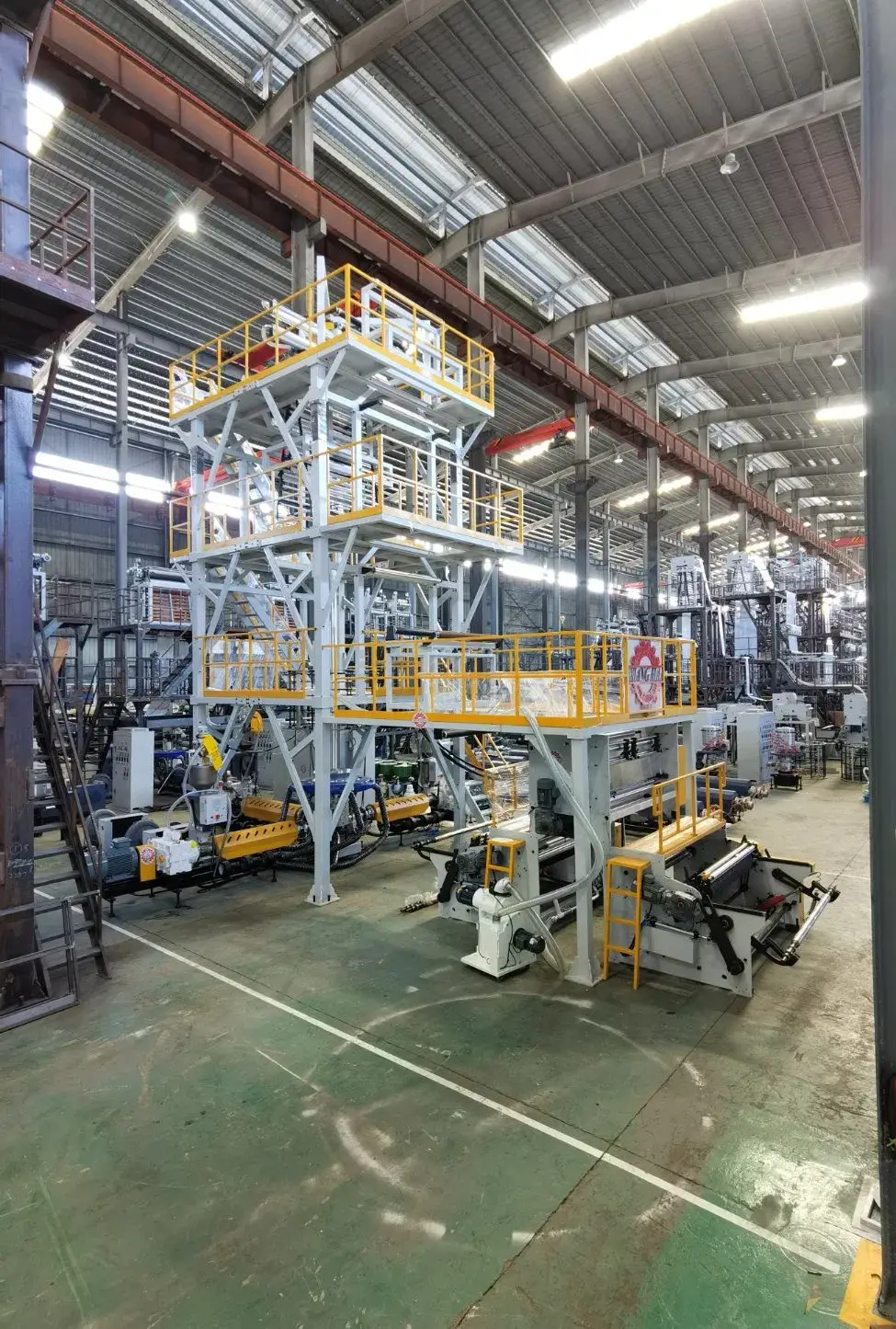 Dây chuyền tự động sản xuất phim bao bì nhựa ép đùn với máy nạp tự động 3 trong ngành công nghiệp sản xuất