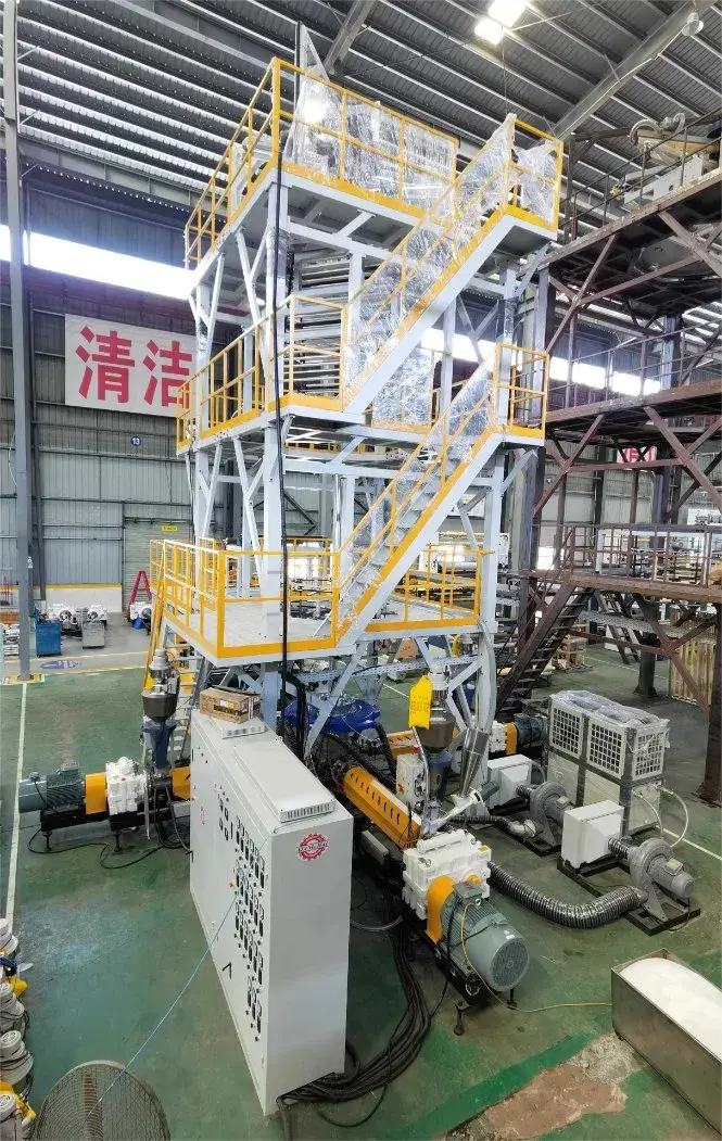 Dây chuyền tự động sản xuất phim bao bì nhựa ép đùn với máy nạp tự động 3 trong ngành công nghiệp sản xuất