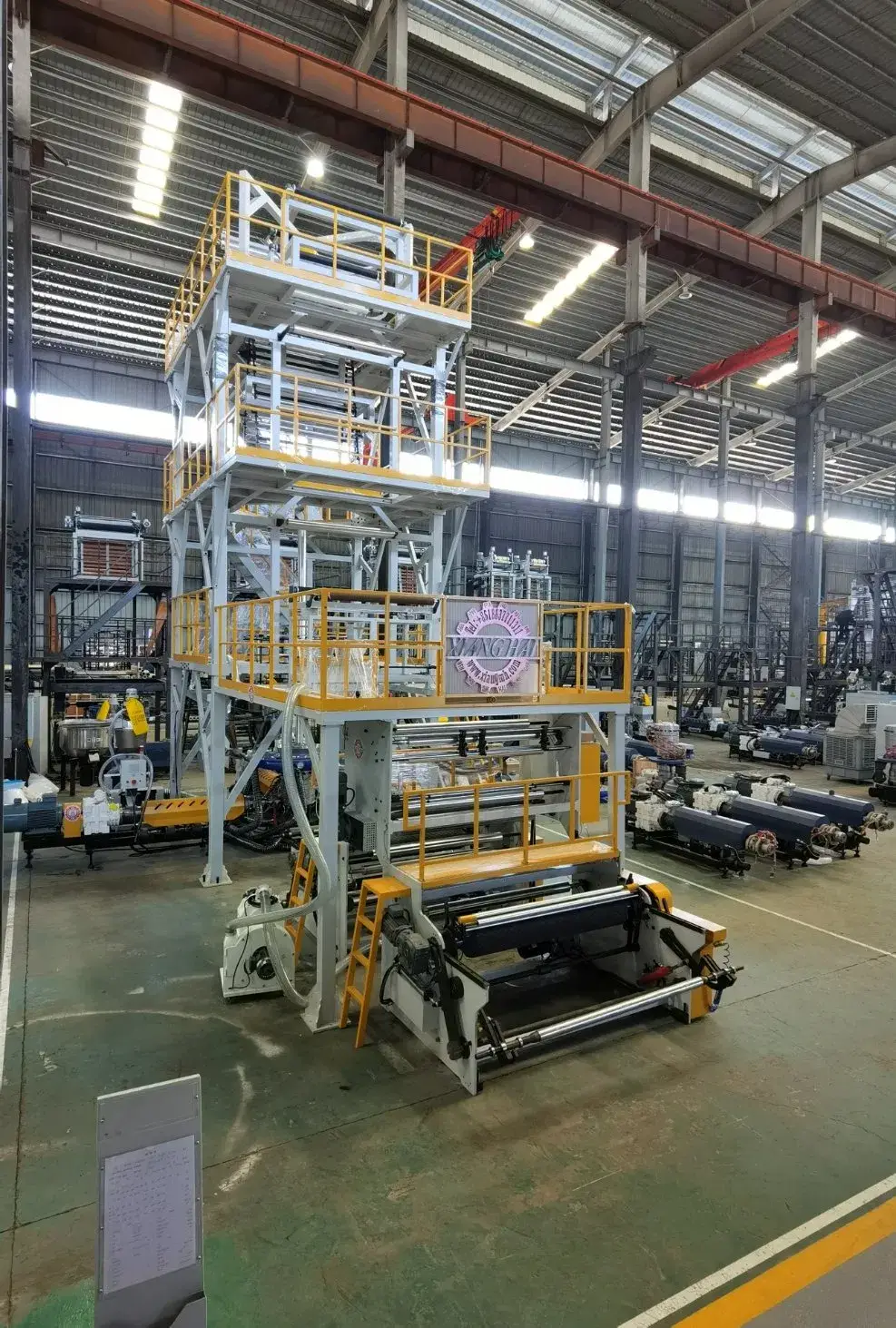 Dây chuyền tự động sản xuất phim bao bì nhựa ép đùn với máy nạp tự động 3 trong ngành công nghiệp sản xuất