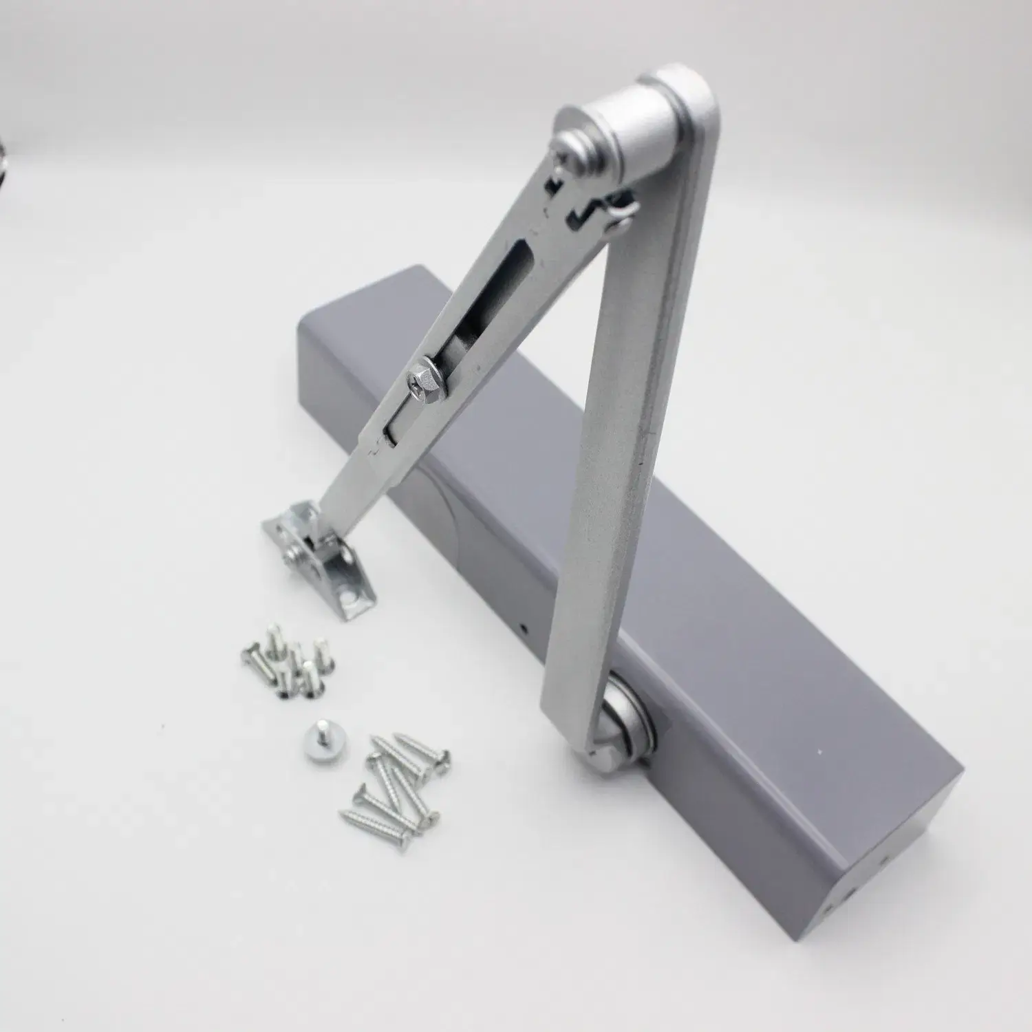 Cửa đóng tự động điều chỉnh với hai mức tốc độ an toàn, phù hợp cho trọng lượng từ 15-150kg