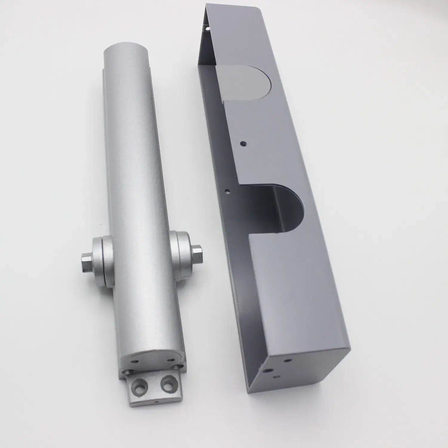 Cửa đóng tự động điều chỉnh với hai mức tốc độ an toàn, phù hợp cho trọng lượng từ 15-150kg
