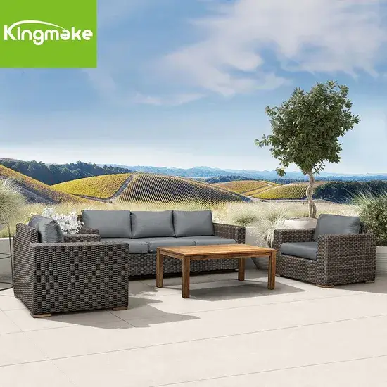 Bộ Ghế Sofa Ngoại Thất từ Rattan Dệt Tại Sân Vườn, Gồm 4 Món