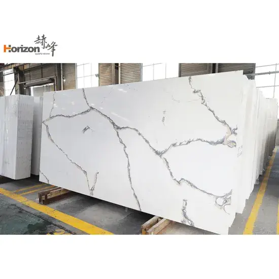 Mặt bàn đảo bếp thạch anh Calacatta vân vàng đen cao cấp