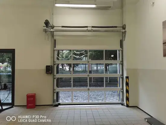 Cửa gara hiện đại cho biệt thự, chất liệu nhôm hợp kim, màu đen, kính mờ