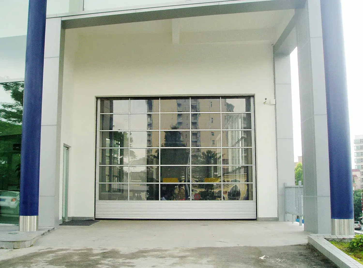 Cửa gara hiện đại cho biệt thự, chất liệu nhôm hợp kim, màu đen, kính mờ