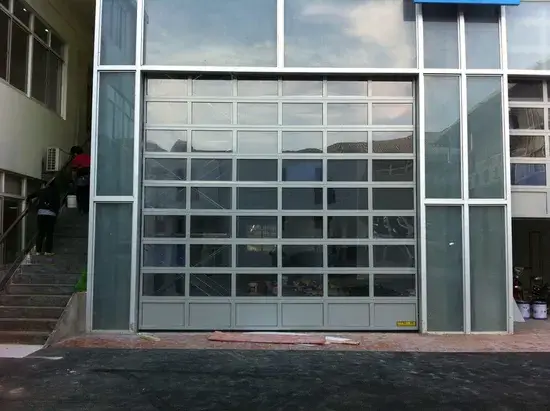 Cửa gara hiện đại cho biệt thự, chất liệu nhôm hợp kim, màu đen, kính mờ