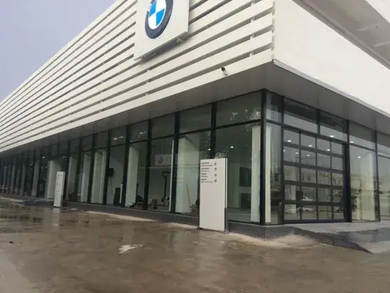 Cửa gara hiện đại cho biệt thự, chất liệu nhôm hợp kim, màu đen, kính mờ