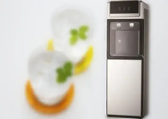 Máy đóng chai phân phối nước lạnh có tủ tiện lợi