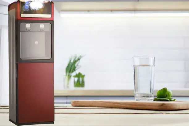 Máy đóng chai phân phối nước lạnh có tủ tiện lợi