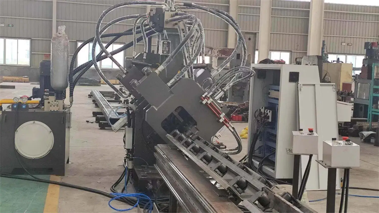Dây chuyền cắt góc và đột dập máy cho lĩnh vực sản xuất tháp thép trong ngành công nghiệp