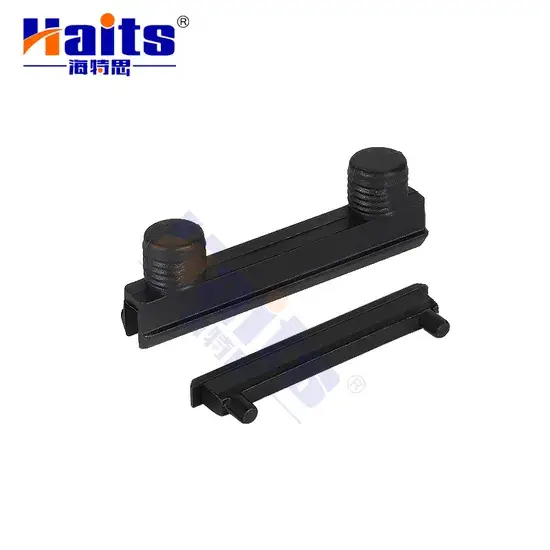 Tủ nhựa lắp đặt kết nối với chốt gỗ và phụ kiện nhà bếp