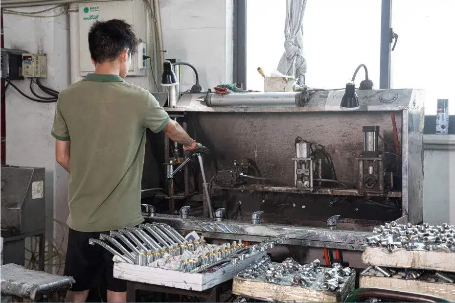 Giá đỡ cuộn giấy vệ sinh không gỉ sáng bóng, phong cách màu đen / mạ crôm hình ảnh 30-description