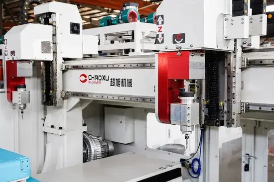 Máy cắt CNC hàng đầu sản xuất vali uy tín tại Trung Quốc