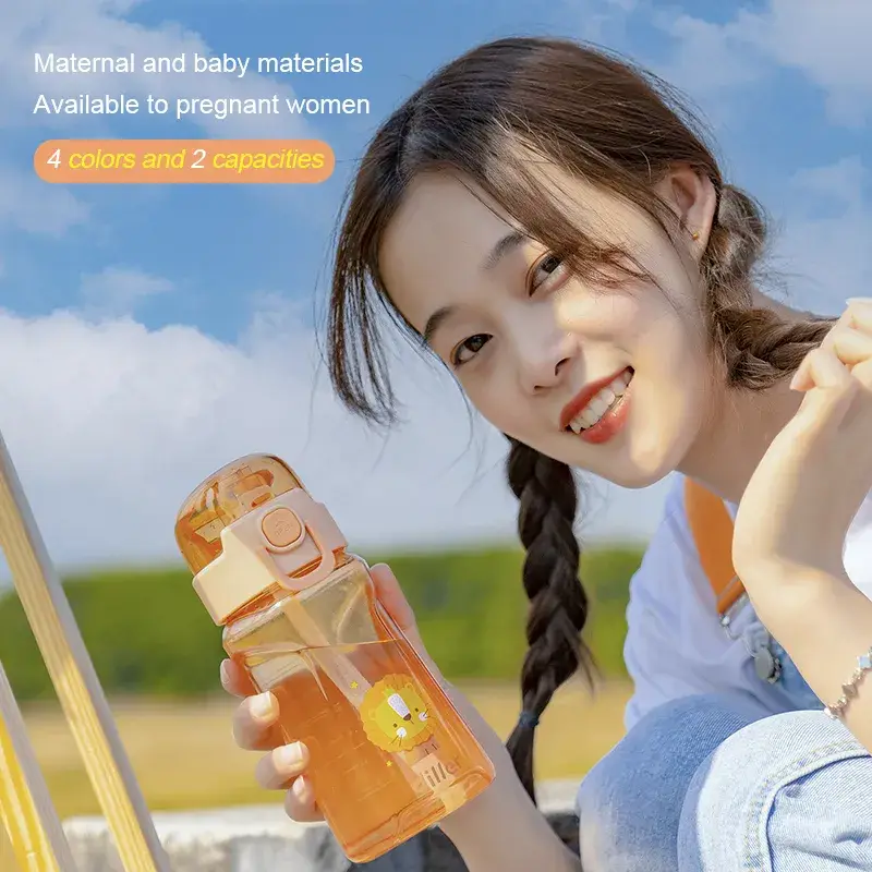 Bình nước nhựa không màu có dây đeo, sản phẩm từ Trung Quốc