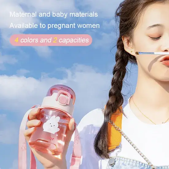 Bình nước nhựa không màu có dây đeo, sản phẩm từ Trung Quốc
