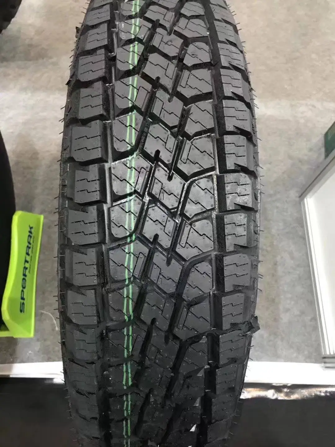 Lốp xe SUV Mùa hè 265/70r17, 115s/T của China Sportrak - Sự lựa chọn đáng tin cậy cho địa hình đa dạng