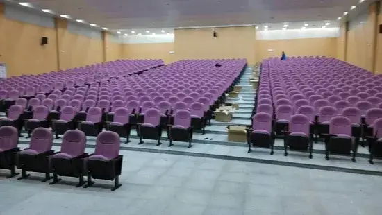 Phòng truyền thông hiện đại trên sân khấu của Trường công Giáo, giúp cho không gian rạp hát và hội trường trở nên đặc sắc