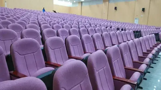 Phòng truyền thông hiện đại trên sân khấu của Trường công Giáo, giúp cho không gian rạp hát và hội trường trở nên đặc sắc
