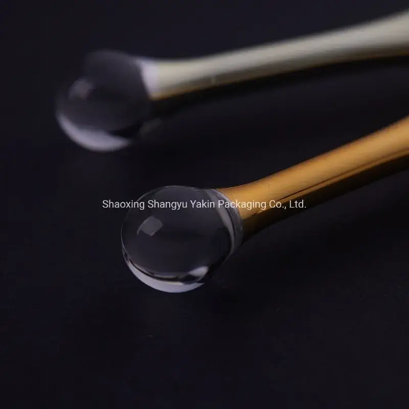 Cái thìa nhựa trong suốt sử dụng để lấy kem dưỡng da mặt, mỹ phẩm cho mặt