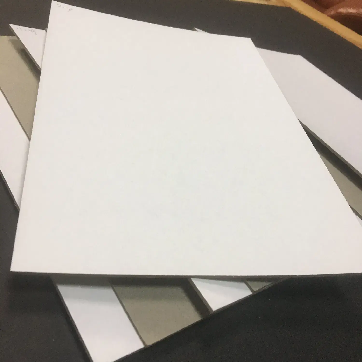 Bảng trắng độ dày 230GSM, 250GSM, 300GSM, 350GSM với lớp phủ màu xám ở mặt sau