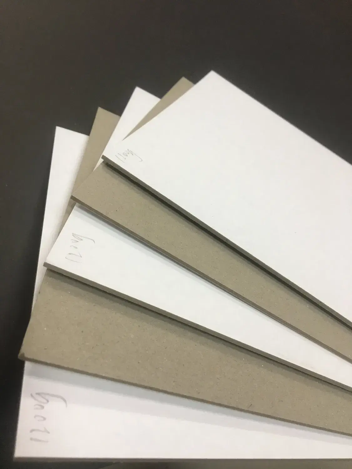 Bảng trắng độ dày 230GSM, 250GSM, 300GSM, 350GSM với lớp phủ màu xám ở mặt sau