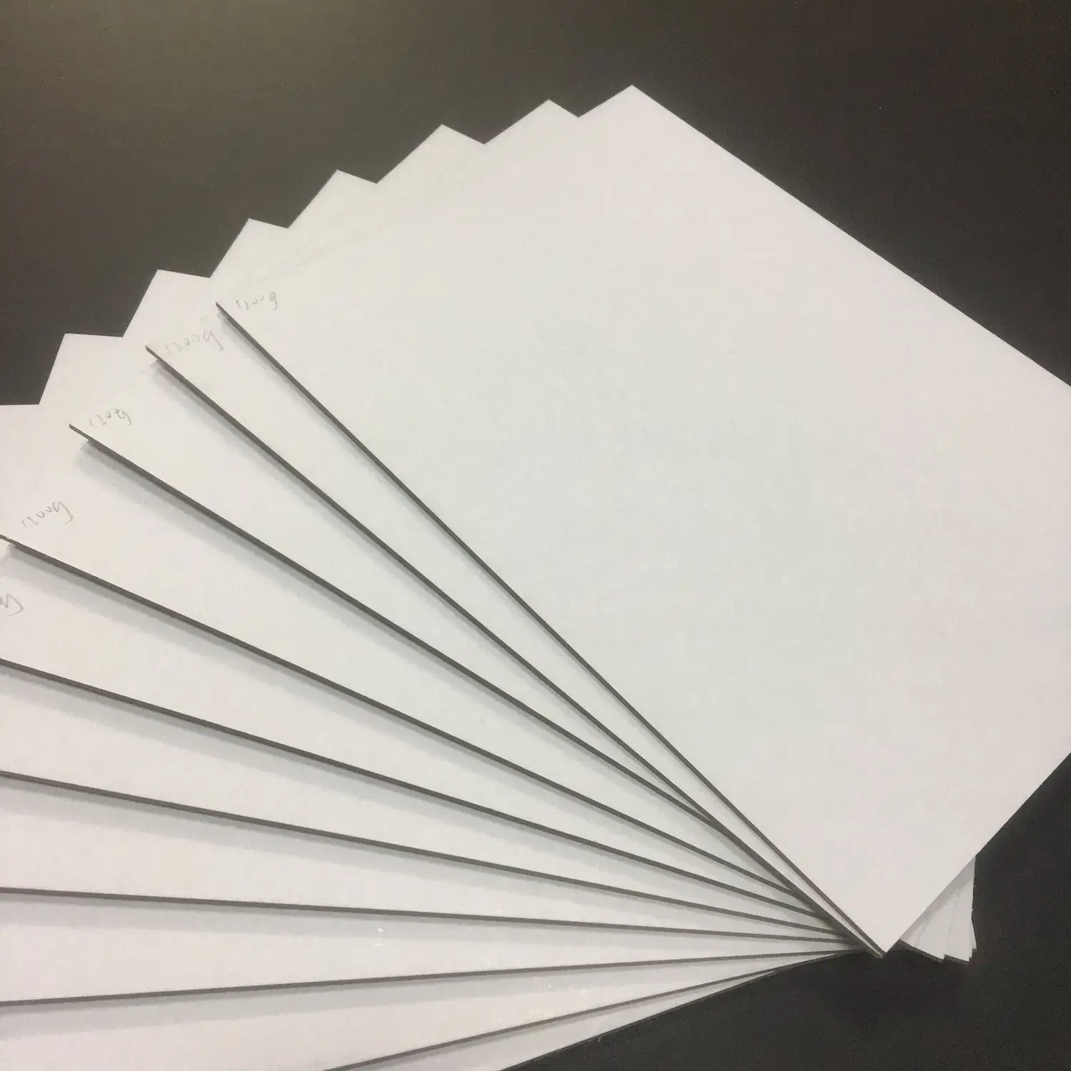 Bảng trắng độ dày 230GSM, 250GSM, 300GSM, 350GSM với lớp phủ màu xám ở mặt sau