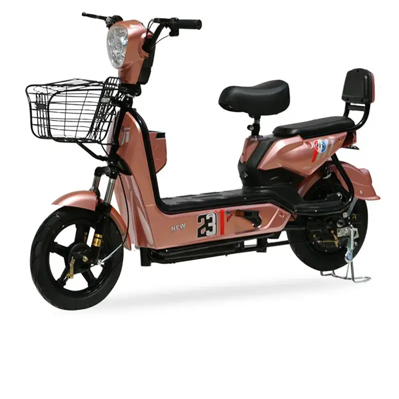 Phong cách đô thị dành cho nam nữ di chuyển bằng xe đạp điện và xe scooter