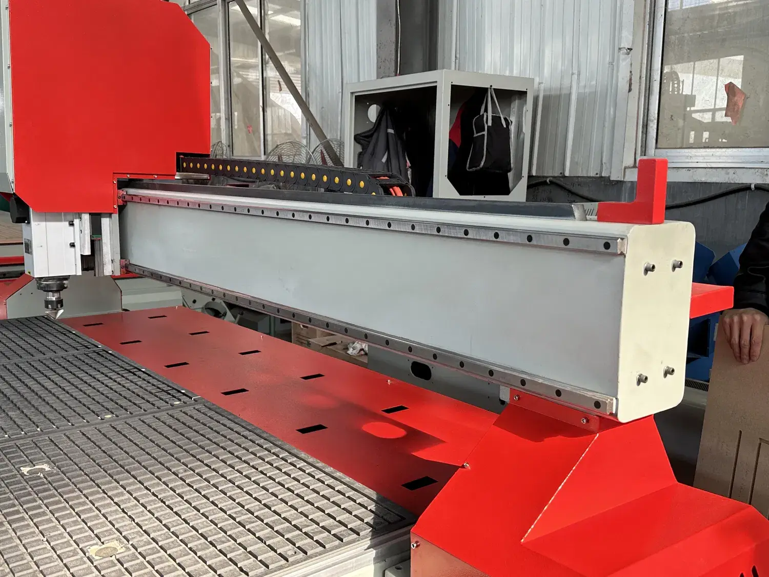 Máy phay CNC di động với hiệu suất làm việc cao và khả năng xử lý chính xác cho các không gian hẹp