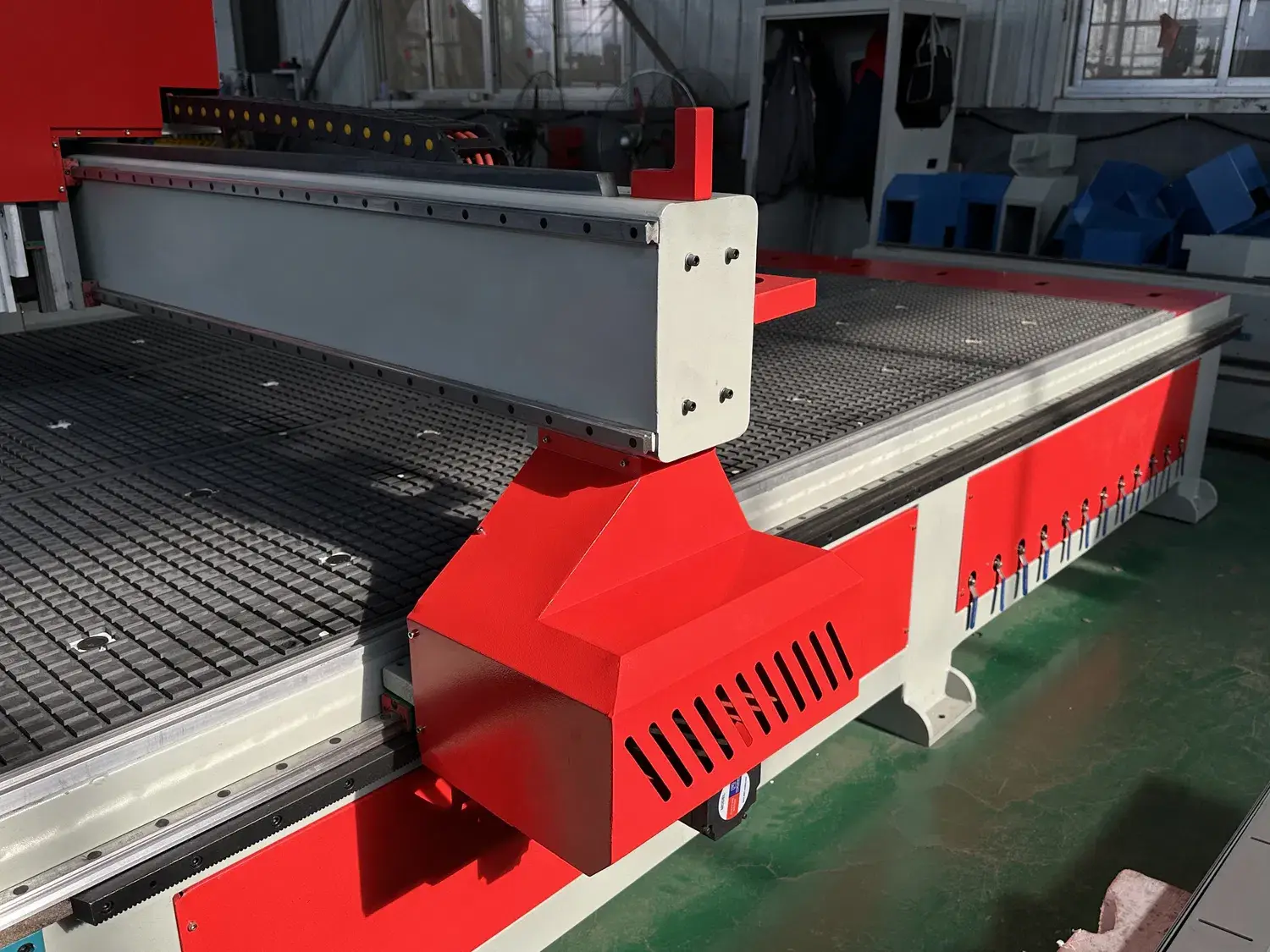 Máy phay CNC di động với hiệu suất làm việc cao và khả năng xử lý chính xác cho các không gian hẹp