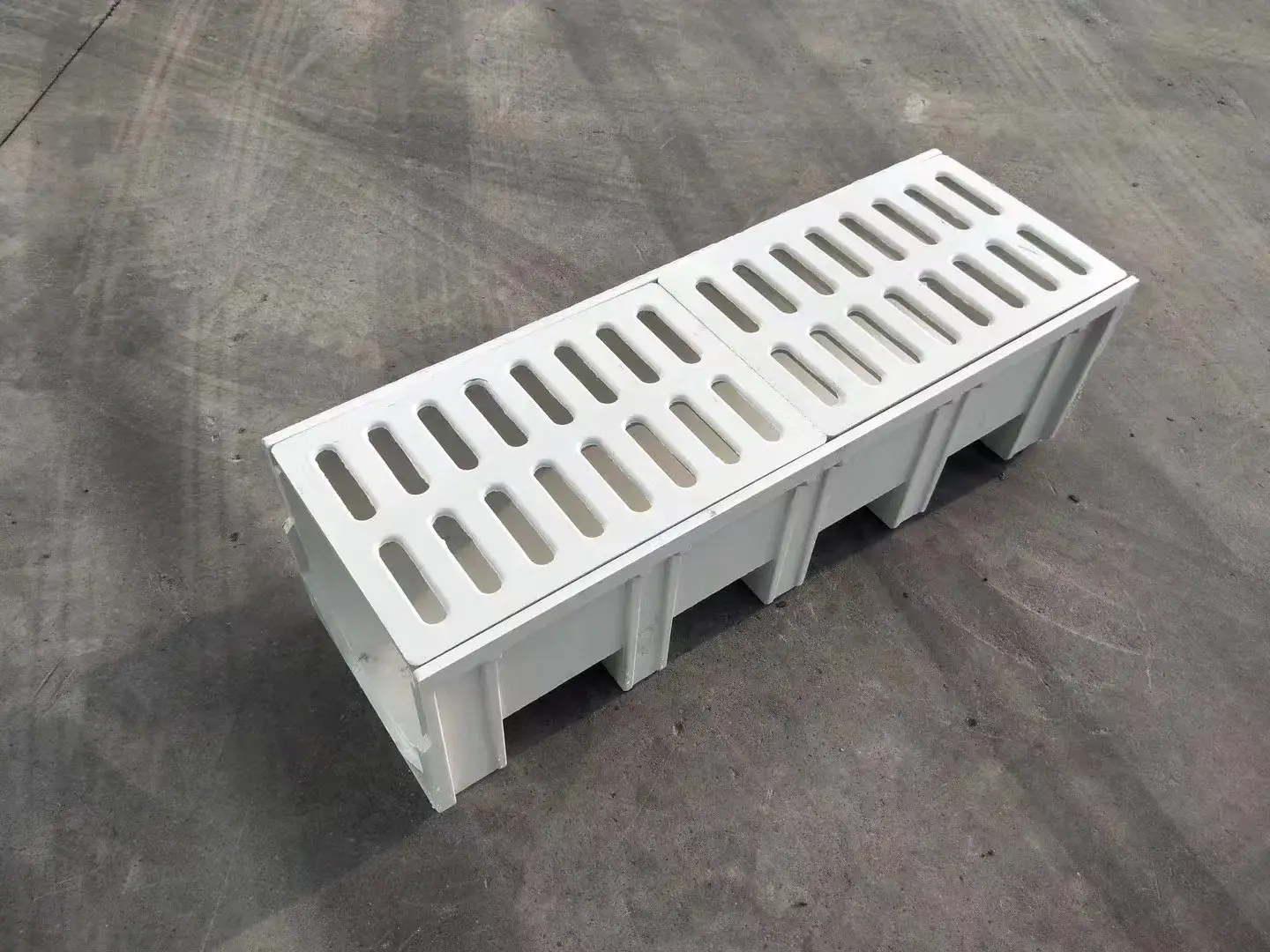 Thiết kế mới: Hệ thống thoát nước kênh hình chữ U từ composite, rãnh thoát nước lỗ lớn và chống ngập