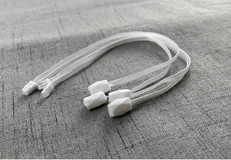 Túi đựng quần áo đính kim cương với dây ruy băng nhựa hình ảnh 17-description