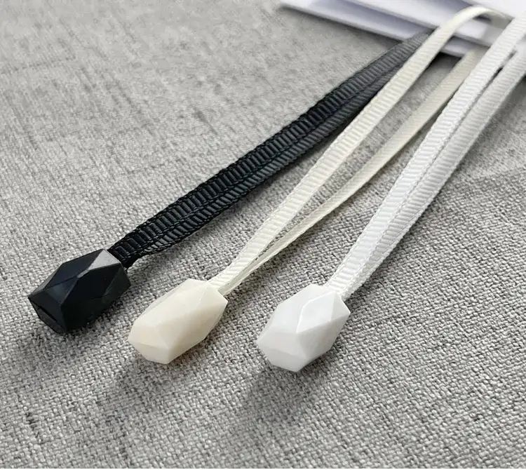 Túi đựng quần áo đính kim cương với dây ruy băng nhựa hình ảnh 13-description