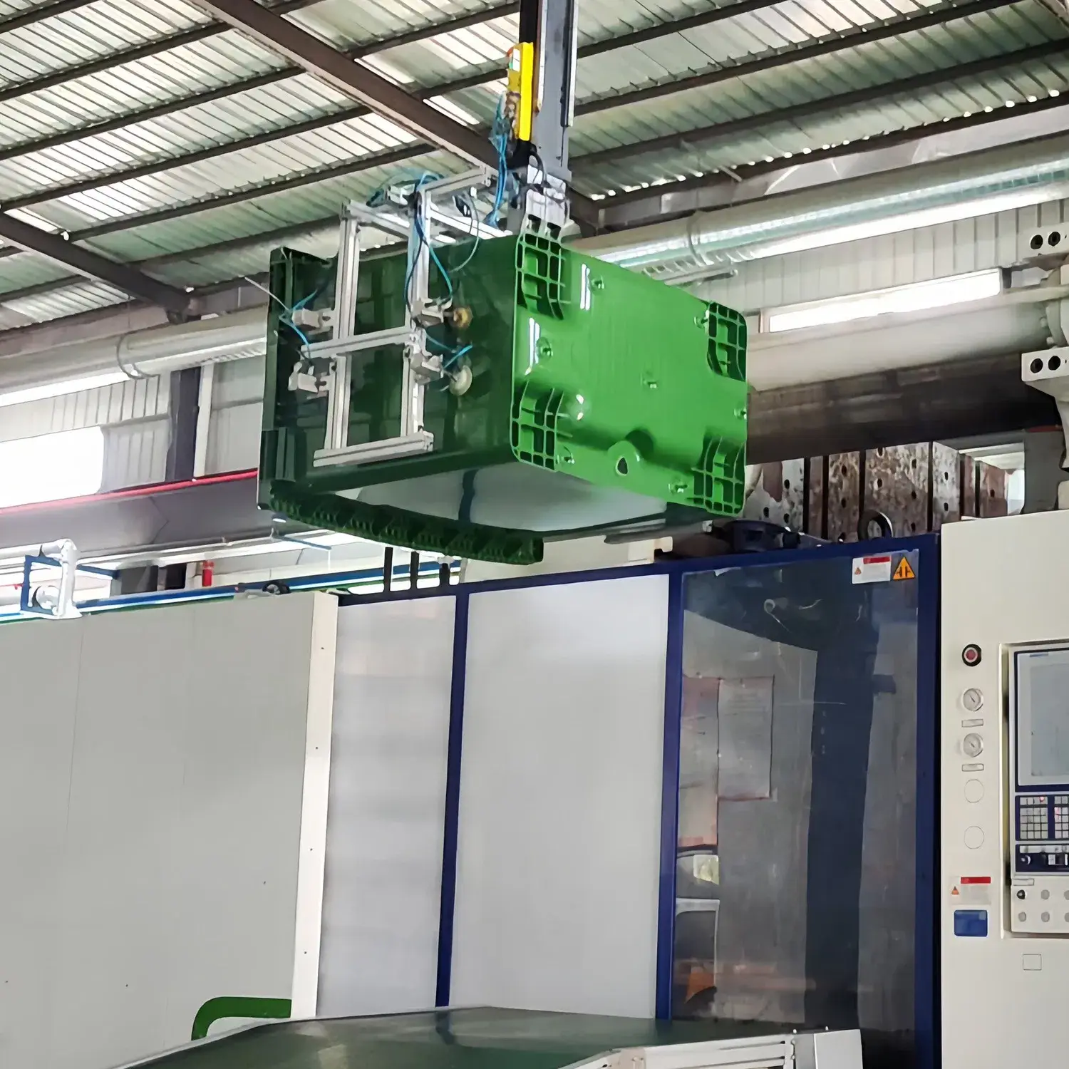 Sản phẩm thùng rác bằng nhựa đa dạng về kích thước và mẫu mã, phục vụ cho việc thu gom và xử lý chất thải một cách hiệu quả