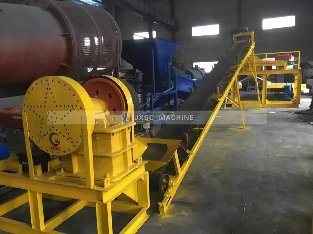 Nhà máy chế biến vàng đá hoàn chỉnh vận hành thuận tiện với máy nghiền hàm, máy nghiền búa và bàn lắc