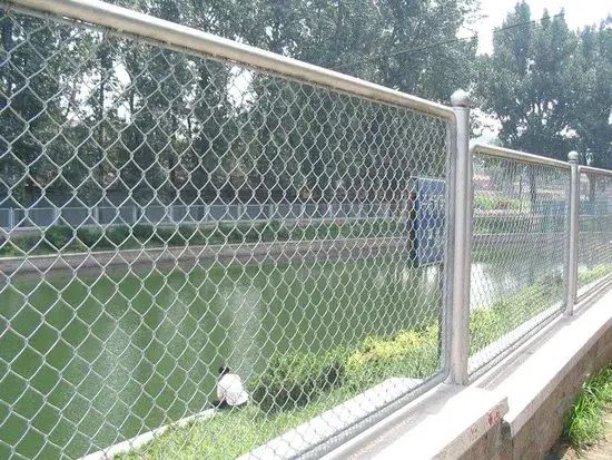 Thiết kế tiện lợi cho việc lắp đặt hàng rào dây liên kết mạ kẽm 8 FT từ Trung Quốc