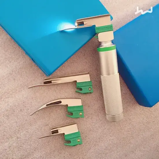 Đèn nội soi thanh quản sử dụng công nghệ sợi quang LED tiết kiệm năng lượng, đạt chuẩn CE và FDA