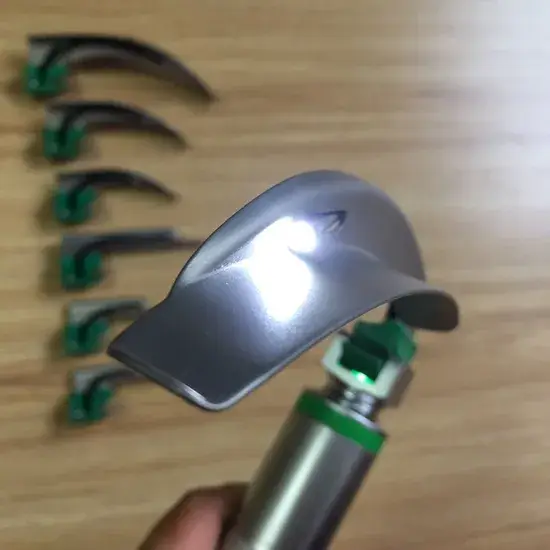 Đèn nội soi thanh quản sử dụng công nghệ sợi quang LED tiết kiệm năng lượng, đạt chuẩn CE và FDA
