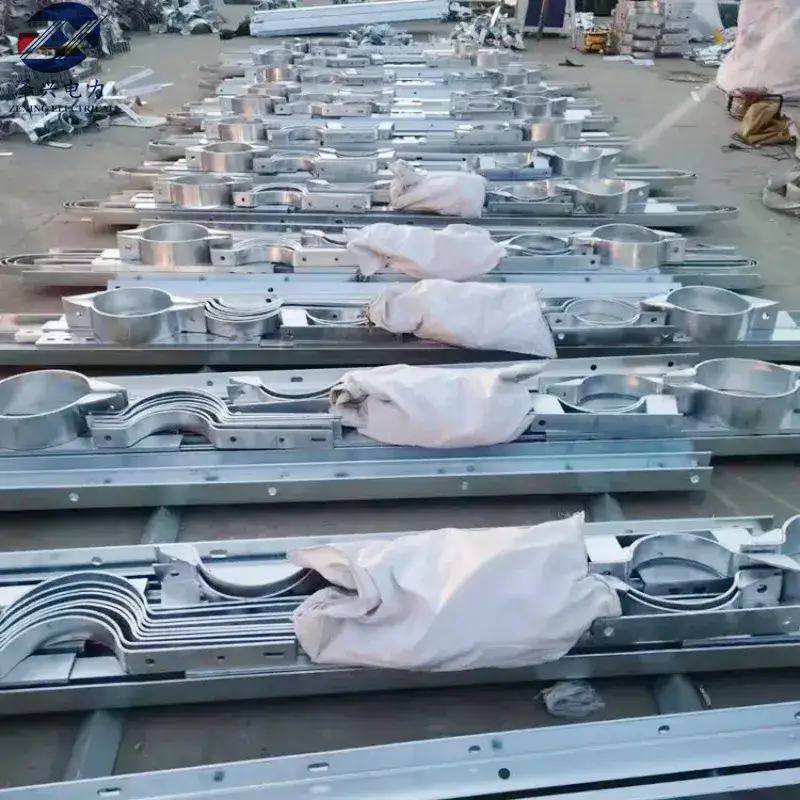 Phần cột điện lực bằng thép mạ kẽm và thanh ngang phù hợp với phụ kiện điện