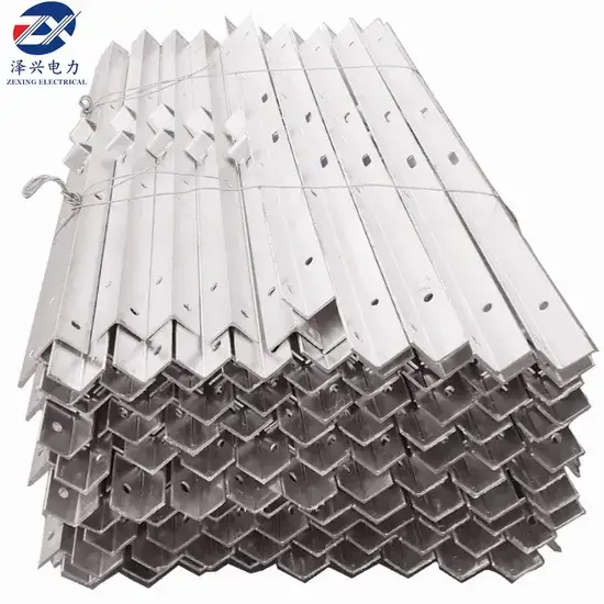Phần cột điện lực bằng thép mạ kẽm và thanh ngang phù hợp với phụ kiện điện